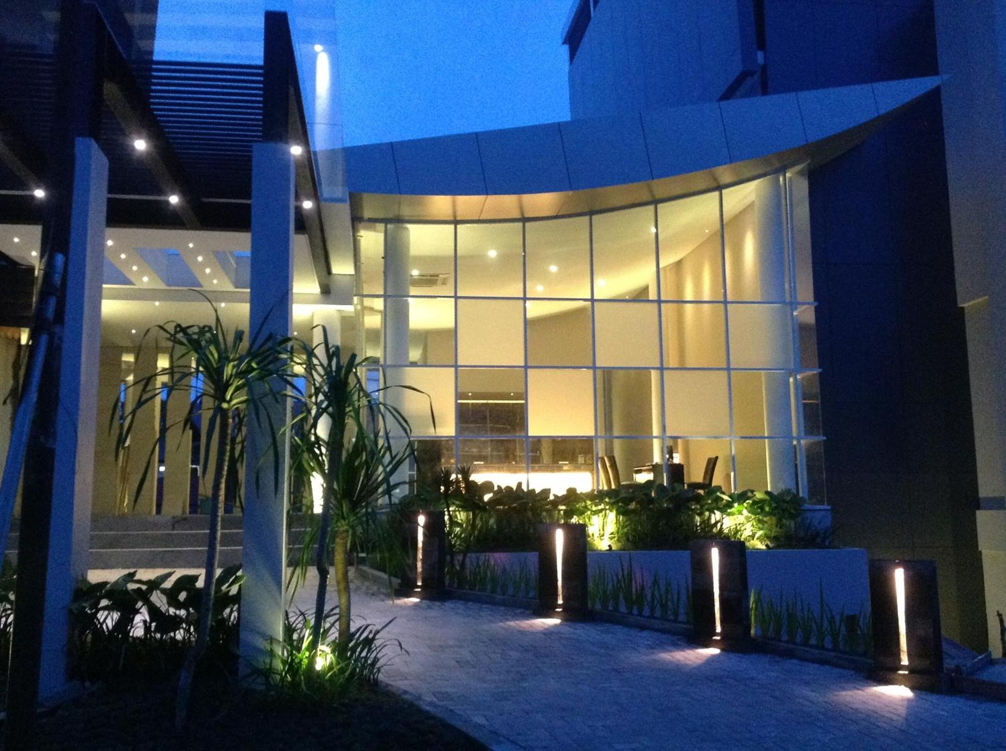 Grand Kecubung Hotel Pangkalanbuun Extérieur photo