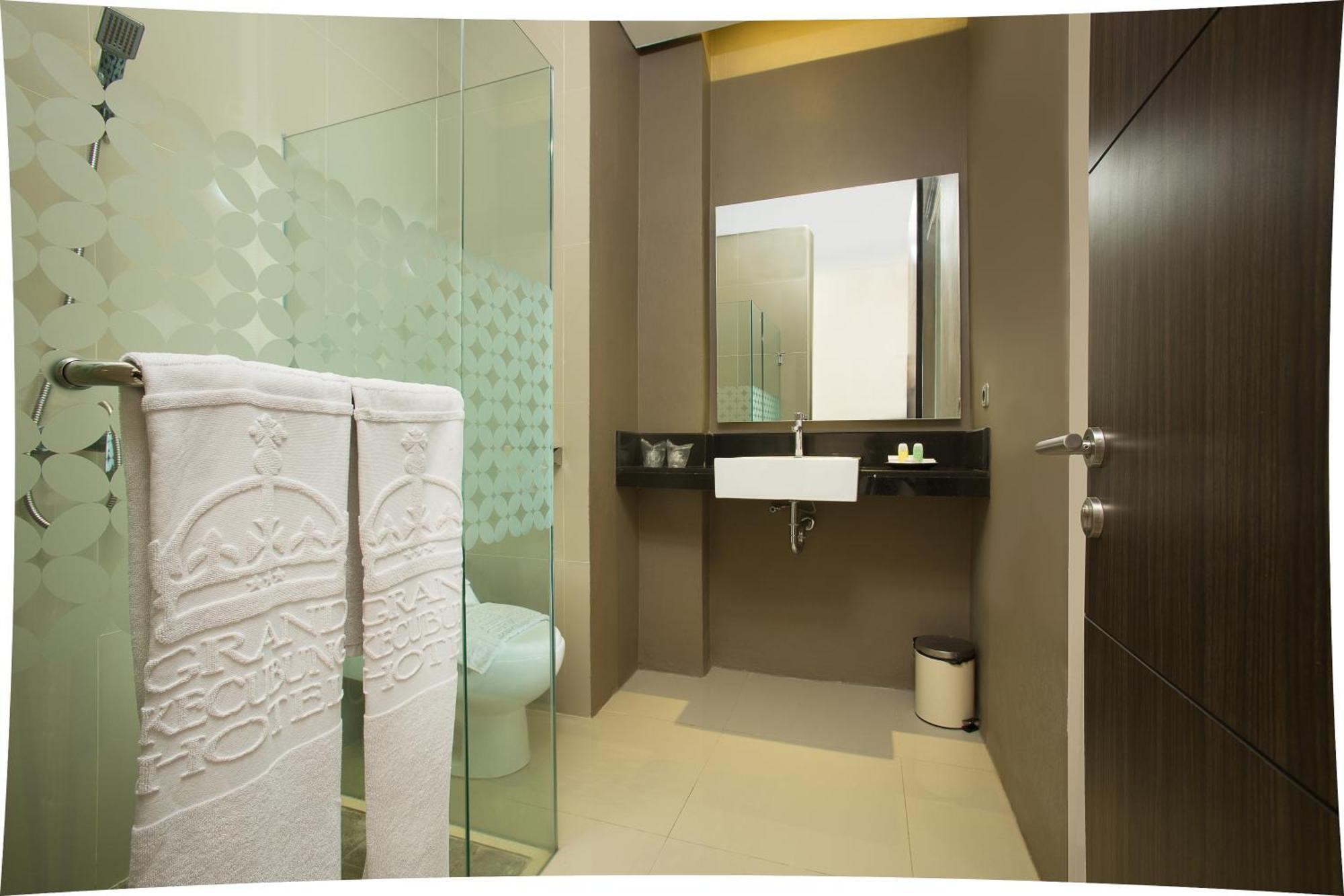 Grand Kecubung Hotel Pangkalanbuun Extérieur photo