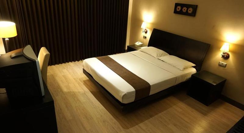 Grand Kecubung Hotel Pangkalanbuun Extérieur photo
