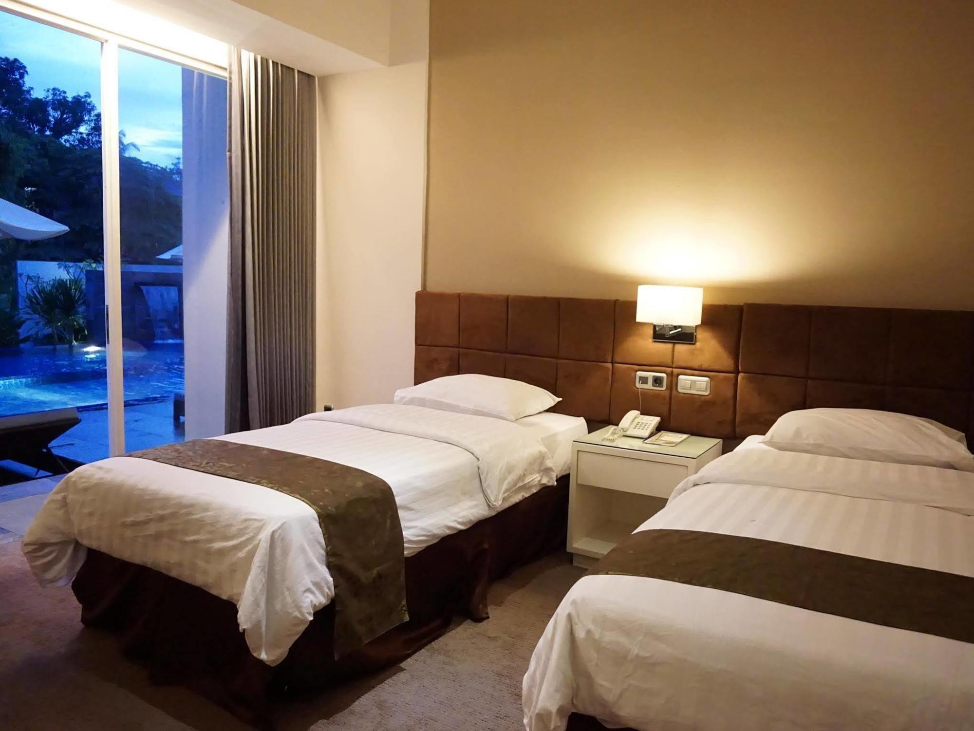 Grand Kecubung Hotel Pangkalanbuun Extérieur photo