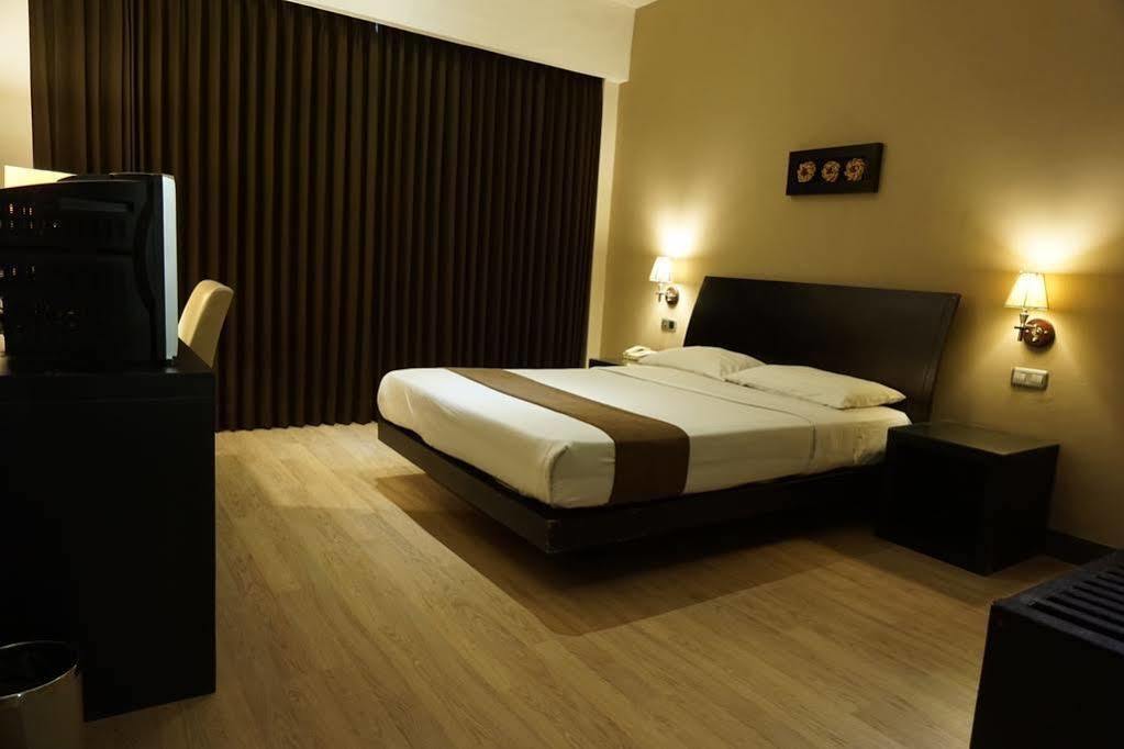 Grand Kecubung Hotel Pangkalanbuun Extérieur photo