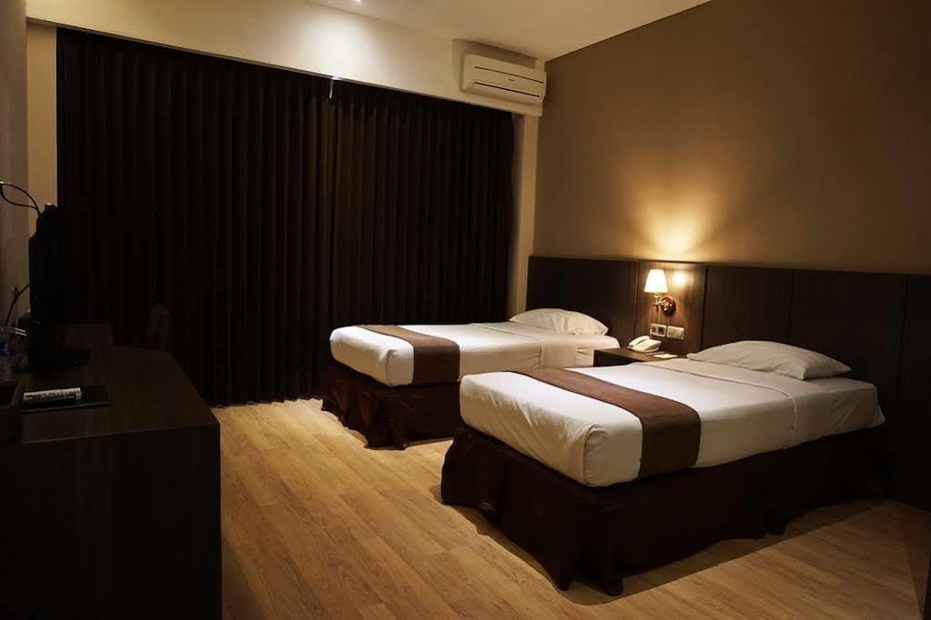 Grand Kecubung Hotel Pangkalanbuun Extérieur photo