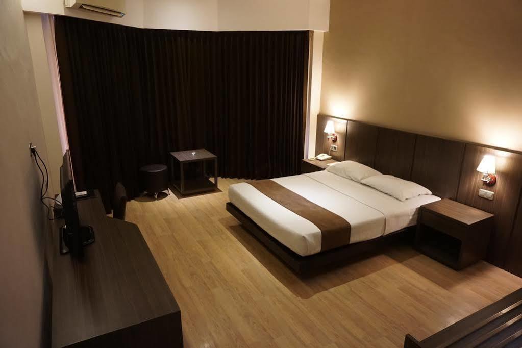 Grand Kecubung Hotel Pangkalanbuun Extérieur photo